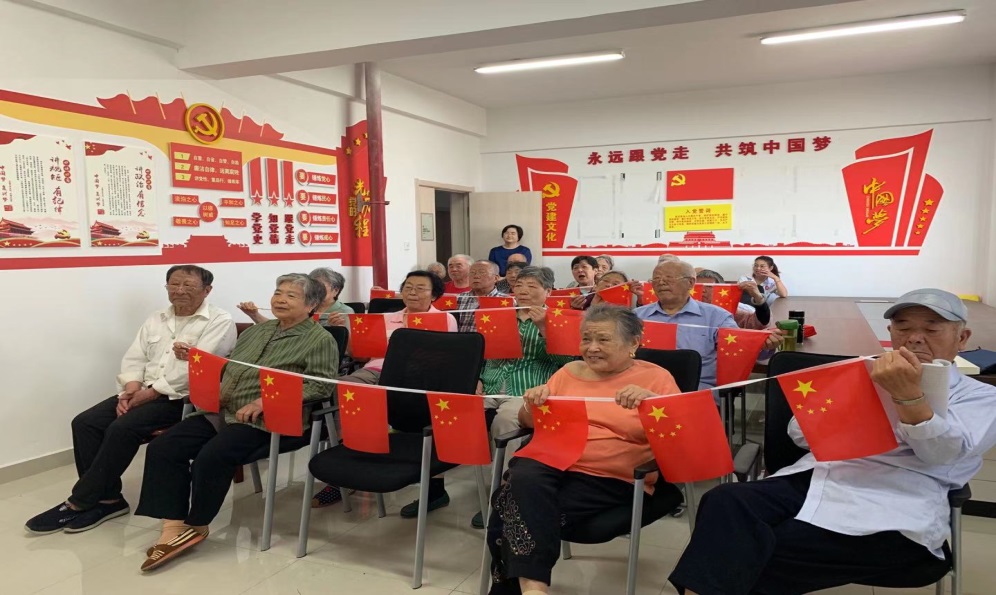 市福利中心组织老党员观看国庆阅兵直播