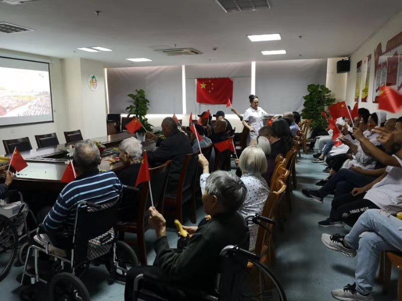 东海县康华养老服务中心组织老人集中收看国庆阅兵
