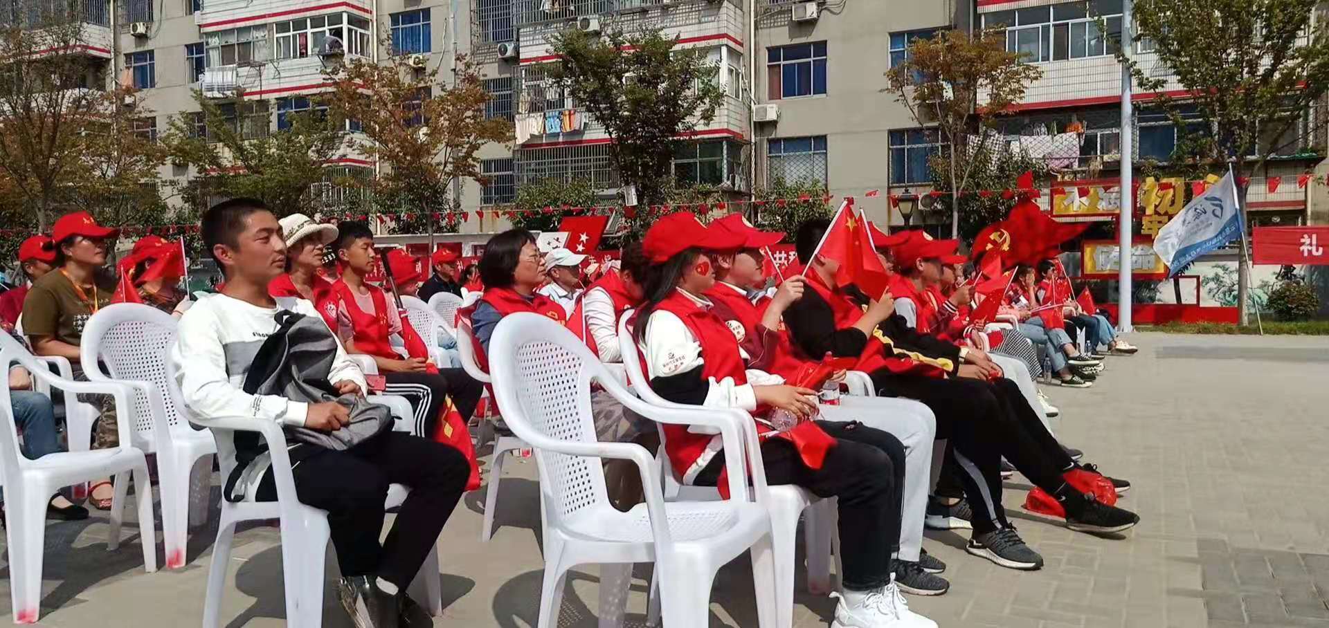 赣榆区民政局志愿者同黄海社区居民共同观看阅兵直播